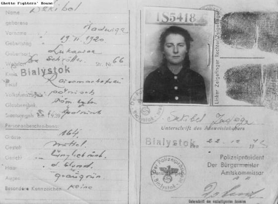 Documento de identidad falsificado de la mujer mensajera Bronia Vinitzka, que activó en Bialystok